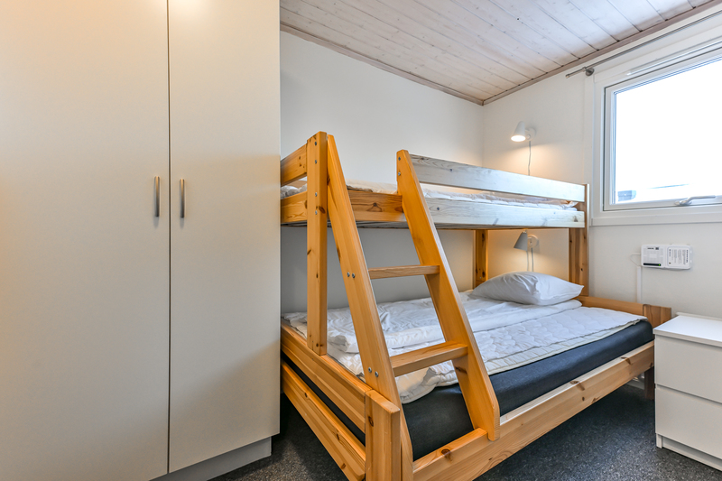 sovrum 2 med våningssäng och garderober